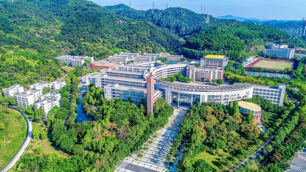 上图取景于广州市第二中学高中部,此校区占地面积300亩,校园外后山还