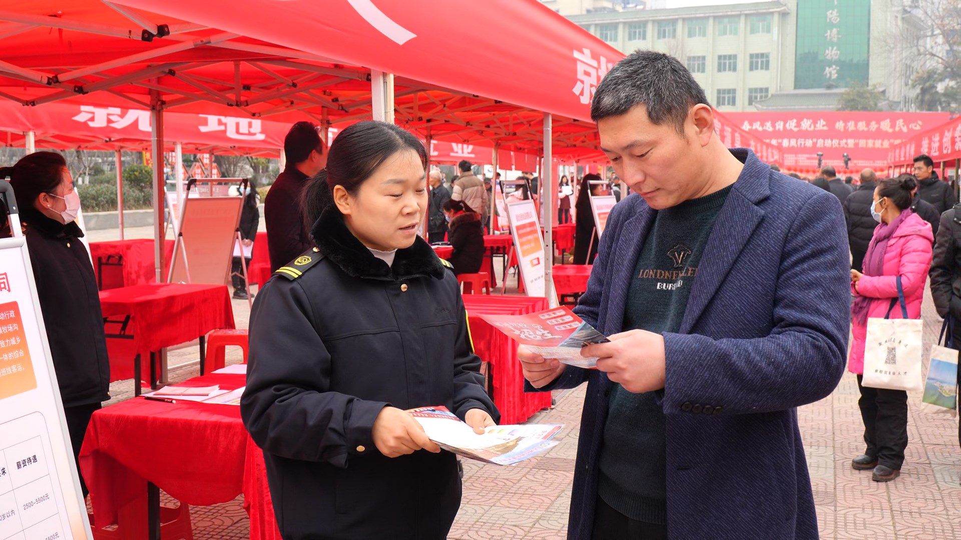 郧阳区举办2025年“春风行动”启动仪式暨“回家就业”现场招聘活动